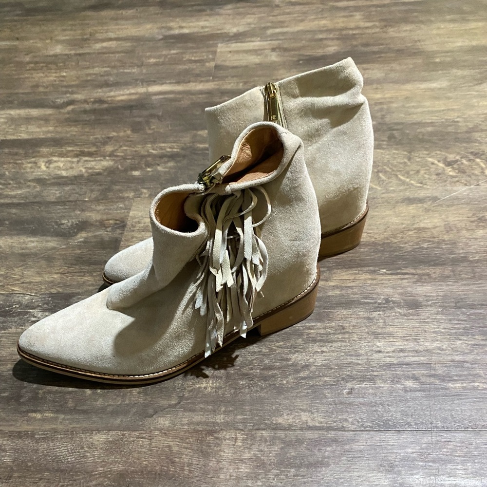 Creme cow girl pumps